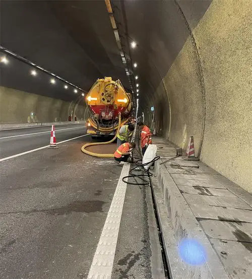 永年隧道排水渠清淤